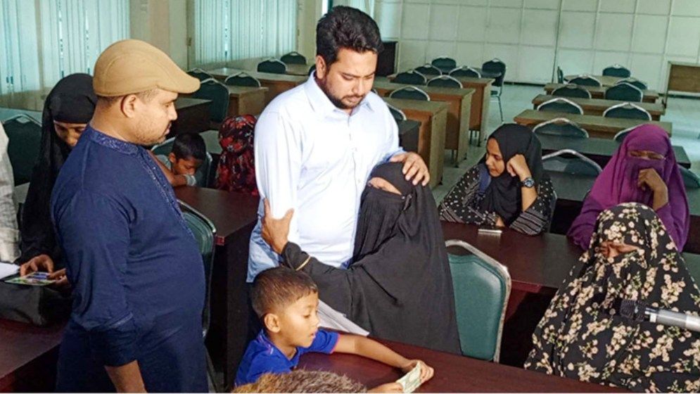 নাহিদ ইসলামকে পেয়ে কান্নায় ভেঙে পড়লেন শহীদ পরিবারের সদস্যরা